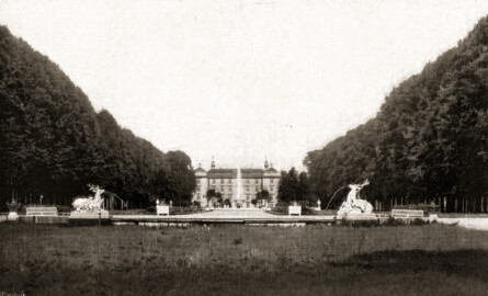 Schloss und Schlossgarten Schwetzingen - Schloss (Rückseite) mit Hirschgruppe - (Bildnachweis: Seite 4 im Buch: "Otto Schwarz (Hg.): Wegweiser durch Schwetzingen's Schlossgarten - Vollständiger Katalog aller Sehenswürdigkeiten - 11. Auflage - ca. 1914" - Reproduktion durch Dr. Manfred Schneider, Juli 2026) Schloss und Schlossgarten Schwetzingen - Schloss (Rückseite) mit Hirschgruppe - (Bildnachweis: Seite 4 im Buch: "Otto Schwarz (Hg.): Wegweiser durch Schwetzingen's Schlossgarten - Vollständiger Katalog aller Sehenswürdigkeiten - 11. Auflage - ca. 1914" - Reproduktion durch Dr. Manfred Schneider, Juli 2026)
