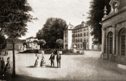 Schloss und Schlossgarten Schwetzingen - Schloss mit Zirkel. Abschied des Kronprinzen von seiner Schwester, der Großherzogin von Baden, 1870 - (Bildnachweis: Seite 19 im Buch: "Otto Schwarz (Hg.): Wegweiser durch Schwetzingen's Schlossgarten - Vollständiger Katalog aller Sehenswürdigkeiten - 11. Auflage - ca. 1914" - Reproduktion durch Dr. Manfred Schneider, Juli 2026) Schloss und Schlossgarten Schwetzingen - Schloss mit Zirkel. Abschied des Kronprinzen von seiner Schwester, der Großherzogin von Baden, 1870 - (Bildnachweis: Seite 19 im Buch: "Otto Schwarz (Hg.): Wegweiser durch Schwetzingen's Schlossgarten - Vollständiger Katalog aller Sehenswürdigkeiten - 11. Auflage - ca. 1914" - Reproduktion durch Dr. Manfred Schneider, Juli 2026)