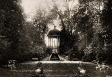 Schloss und Schlossgarten Schwetzingen - Apollotempel - (Bildnachweis: Seite 27 im Buch: "Otto Schwarz (Hg.): Wegweiser durch Schwetzingen's Schlossgarten - Vollständiger Katalog aller Sehenswürdigkeiten - 11. Auflage - ca. 1914" - Reproduktion durch Dr. Manfred Schneider, Juli 2026) Schloss und Schlossgarten Schwetzingen - Apollotempel - (Bildnachweis: Seite 27 im Buch: "Otto Schwarz (Hg.): Wegweiser durch Schwetzingen's Schlossgarten - Vollständiger Katalog aller Sehenswürdigkeiten - 11. Auflage - ca. 1914" - Reproduktion durch Dr. Manfred Schneider, Juli 2026)