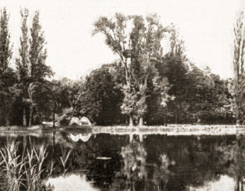 Schloss und Schlossgarten Schwetzingen - See-Partie mit den chin. Brücke - (Bildnachweis: Seite 30 im Buch: "Otto Schwarz (Hg.): Wegweiser durch Schwetzingen's Schlossgarten - Vollständiger Katalog aller Sehenswürdigkeiten - 11. Auflage - ca. 1914" - Reproduktion durch Dr. Manfred Schneider, Juli 2026) Schloss und Schlossgarten Schwetzingen - See-Partie mit den chin. Brücke - (Bildnachweis: Seite 30 im Buch: "Otto Schwarz (Hg.): Wegweiser durch Schwetzingen's Schlossgarten - Vollständiger Katalog aller Sehenswürdigkeiten - 11. Auflage - ca. 1914" - Reproduktion durch Dr. Manfred Schneider, Juli 2026)
