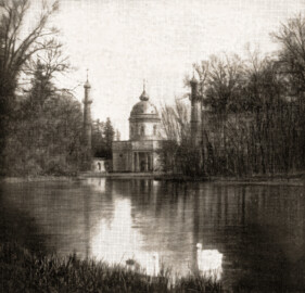 Schloss und Schlossgarten Schwetzingen - Moschee mit See (Rückseite) - (Bildnachweis: Seite 34 im Buch: "Otto Schwarz (Hg.): Wegweiser durch Schwetzingen's Schlossgarten - Vollständiger Katalog aller Sehenswürdigkeiten - 11. Auflage - ca. 1914" - Reproduktion durch Dr. Manfred Schneider, Juli 2026) Schloss und Schlossgarten Schwetzingen - Moschee mit See (Rückseite) - (Bildnachweis: Seite 34 im Buch: "Otto Schwarz (Hg.): Wegweiser durch Schwetzingen's Schlossgarten - Vollständiger Katalog aller Sehenswürdigkeiten - 11. Auflage - ca. 1914" - Reproduktion durch Dr. Manfred Schneider, Juli 2026)