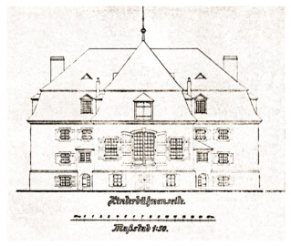 Schloss und Schlossgarten Schwetzingen - Schlosstheater - Zeichnung von Karl Freund, 1924 - Seitenfassade: Hinterbühnenseite (Bildnachweis: Seite 23 der Beilagen der Dissertation "Karl Freund: Churpfälzische Schloss- und Hoftheater (Heidelberg, Mannheim und Schwetzingen) in der Geschichte des Theaterbaues, der Bühnentechnik, Dekoration, Beleuchtung und des Kostüms in Italien, Frankreich, England und Deutschland – 1924"; Reproduktion durch Dr. Manfred Schneider, Februar 2025)