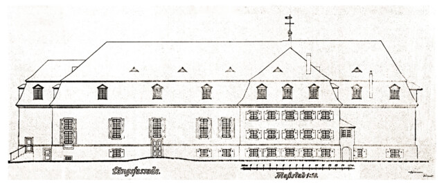 Schloss und Schlossgarten Schwetzingen - Schlosstheater - Zeichnung von Karl Freund, 1924 - Längsfassade (Bildnachweis: Seite 23 der Beilagen der Dissertation "Karl Freund: Churpfälzische Schloss- und Hoftheater (Heidelberg, Mannheim und Schwetzingen) in der Geschichte des Theaterbaues, der Bühnentechnik, Dekoration, Beleuchtung und des Kostüms in Italien, Frankreich, England und Deutschland – 1924"; Reproduktion durch Dr. Manfred Schneider, Februar 2025)