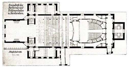 Schloss und Schlossgarten Schwetzingen - Schlosstheater - Zeichnung von Karl Freund, 1924 - Grundriss des Parterres mit Bühnenboden und Garderoben (Bildnachweis: Seite 19 der Beilagen der Dissertation "Karl Freund: Churpfälzische Schloss- und Hoftheater (Heidelberg, Mannheim und Schwetzingen) in der Geschichte des Theaterbaues, der Bühnentechnik, Dekoration, Beleuchtung und des Kostüms in Italien, Frankreich, England und Deutschland – 1924"; Reproduktion durch Dr. Manfred Schneider, Februar 2025)
