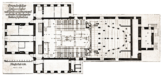 Schloss und Schlossgarten Schwetzingen - Schlosstheater - Zeichnung von Karl Freund, 1924 - Grundriss des Erdgeschosses mit Untermaschinerie und unterster Balkenlage des Parterrefußbodens (Bildnachweis: Seite 18 der Beilagen der Dissertation "Karl Freund: Churpfälzische Schloss- und Hoftheater (Heidelberg, Mannheim und Schwetzingen) in der Geschichte des Theaterbaues, der Bühnentechnik, Dekoration, Beleuchtung und des Kostüms in Italien, Frankreich, England und Deutschland – 1924"; Reproduktion durch Dr. Manfred Schneider, Februar 2025)