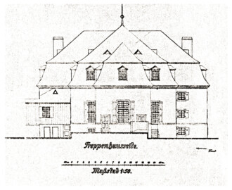 Schloss und Schlossgarten Schwetzingen - Schlosstheater - Zeichnung von Karl Freund, 1924 - Seitenfassade: Treppenhausseite (Bildnachweis: Seite 23 der Beilagen der Dissertation "Karl Freund: Churpfälzische Schloss- und Hoftheater (Heidelberg, Mannheim und Schwetzingen) in der Geschichte des Theaterbaues, der Bühnentechnik, Dekoration, Beleuchtung und des Kostüms in Italien, Frankreich, England und Deutschland – 1924"; Reproduktion durch Dr. Manfred Schneider, Februar 2025)