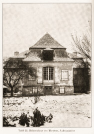 Schloss und Schlossgarten Schwetzingen - Bühnenhaus des Theaters. Aussenansicht (Bildnachweis: Tafel 22 aus "Max Schmechel: Nicolaus von Pigage’s Schwetzinger Entwürfe und Bauten - Dissertation – 1923"; Reproduktion durch Dr. Manfred Schneider, August 2023) Schloss und Schlossgarten Schwetzingen - Bühnenhaus des Theaters. Aussenansicht (Bildnachweis: Tafel 22 aus "Max Schmechel: Nicolaus von Pigage’s Schwetzinger Entwürfe und Bauten - Dissertation – 1923"; Reproduktion durch Dr. Manfred Schneider, August 2023)