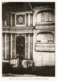 Schloss und Schlossgarten Schwetzingen - Theater. Proszenium (vorderster Bereich der Theaterbühne) mit anschließenden Rängen (Bildnachweis: Tafel 25 aus "Max Schmechel: Nicolaus von Pigage’s Schwetzinger Entwürfe und Bauten - Dissertation – 1923"; Reproduktion durch Dr. Manfred Schneider, August 2025) Schloss und Schlossgarten Schwetzingen - Theater. Proszenium (vorderster Bereich der Theaterbühne) mit anschließenden Rängen (Bildnachweis: Tafel 25 aus "Max Schmechel: Nicolaus von Pigage’s Schwetzinger Entwürfe und Bauten - Dissertation – 1923"; Reproduktion durch Dr. Manfred Schneider, August 2025)