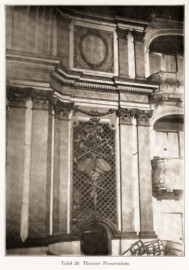 Schloss und Schlossgarten Schwetzingen - Theater Proszenium (vorderster Bereich der Theaterbühne) (Bildnachweis: Tafel 26 aus "Max Schmechel: Nicolaus von Pigage’s Schwetzinger Entwürfe und Bauten - Dissertation – 1923"; Reproduktion durch Dr. Manfred Schneider, August 2026) Schloss und Schlossgarten Schwetzingen - Theater Proszenium (vorderster Bereich der Theaterbühne) (Bildnachweis: Tafel 26 aus "Max Schmechel: Nicolaus von Pigage’s Schwetzinger Entwürfe und Bauten - Dissertation – 1923"; Reproduktion durch Dr. Manfred Schneider, August 2026)