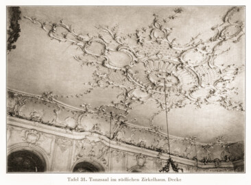 Schloss und Schlossgarten Schwetzingen - Tanzsaal im südlichen Zirkelhaus. Decke (Bildnachweis: Tafel 31 aus "Max Schmechel: Nicolaus von Pigage’s Schwetzinger Entwürfe und Bauten - Dissertation – 1923"; Reproduktion durch Dr. Manfred Schneider, August 2023) Schloss und Schlossgarten Schwetzingen - Tanzsaal im südlichen Zirkelhaus. Decke (Bildnachweis: Tafel 31 aus "Max Schmechel: Nicolaus von Pigage’s Schwetzinger Entwürfe und Bauten - Dissertation – 1923"; Reproduktion durch Dr. Manfred Schneider, August 2023)