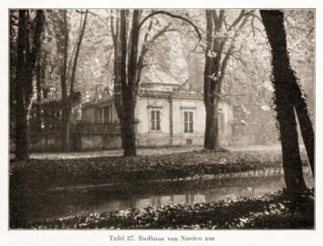 Schloss und Schlossgarten Schwetzingen - Badhaus von Norden aus (Bildnachweis: Tafel 37 aus "Max Schmechel: Nicolaus von Pigage’s Schwetzinger Entwürfe und Bauten - Dissertation – 1923"; Reproduktion durch Dr. Manfred Schneider, August 2023) Schloss und Schlossgarten Schwetzingen - Badhaus von Norden aus (Bildnachweis: Tafel 37 aus "Max Schmechel: Nicolaus von Pigage’s Schwetzinger Entwürfe und Bauten - Dissertation – 1923"; Reproduktion durch Dr. Manfred Schneider, August 2023)