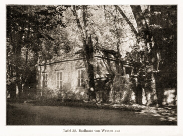 Schloss und Schlossgarten Schwetzingen - Badhaus von Westen aus (Bildnachweis: Tafel 38 aus "Max Schmechel: Nicolaus von Pigage’s Schwetzinger Entwürfe und Bauten - Dissertation – 1923"; Reproduktion durch Dr. Manfred Schneider, August 2023) Schloss und Schlossgarten Schwetzingen - Badhaus von Westen aus (Bildnachweis: Tafel 38 aus "Max Schmechel: Nicolaus von Pigage’s Schwetzinger Entwürfe und Bauten - Dissertation – 1923"; Reproduktion durch Dr. Manfred Schneider, August 2023)