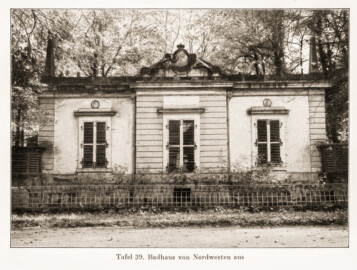 Schloss und Schlossgarten Schwetzingen - Badhaus von Nordwesten aus (Bildnachweis: Tafel 39 aus "Max Schmechel: Nicolaus von Pigage’s Schwetzinger Entwürfe und Bauten - Dissertation – 1923"; Reproduktion durch Dr. Manfred Schneider, August 2023) Schloss und Schlossgarten Schwetzingen - Badhaus von Nordwesten aus (Bildnachweis: Tafel 39 aus "Max Schmechel: Nicolaus von Pigage’s Schwetzinger Entwürfe und Bauten - Dissertation – 1923"; Reproduktion durch Dr. Manfred Schneider, August 2023)