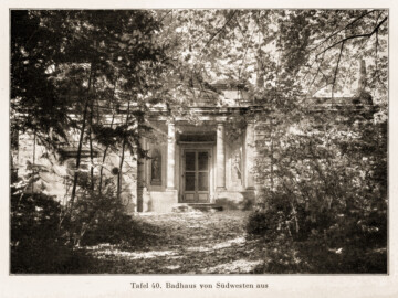 Schloss und Schlossgarten Schwetzingen - Badhaus von Südwesten aus (Bildnachweis: Tafel 40 aus "Max Schmechel: Nicolaus von Pigage’s Schwetzinger Entwürfe und Bauten - Dissertation – 1923"; Reproduktion durch Dr. Manfred Schneider, August 2023) Schloss und Schlossgarten Schwetzingen - Badhaus von Südwesten aus (Bildnachweis: Tafel 40 aus "Max Schmechel: Nicolaus von Pigage’s Schwetzinger Entwürfe und Bauten - Dissertation – 1923"; Reproduktion durch Dr. Manfred Schneider, August 2023)