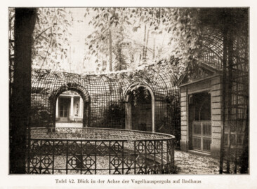 Schloss und Schlossgarten Schwetzingen - Blick in der Achse der Vogelhauspergola auf Badhaus (Bildnachweis: Tafel 42 aus "Max Schmechel: Nicolaus von Pigage’s Schwetzinger Entwürfe und Bauten - Dissertation – 1923"; Reproduktion durch Dr. Manfred Schneider, August 2023) Schloss und Schlossgarten Schwetzingen - Blick in der Achse der Vogelhauspergola auf Badhaus (Bildnachweis: Tafel 42 aus "Max Schmechel: Nicolaus von Pigage’s Schwetzinger Entwürfe und Bauten - Dissertation – 1923"; Reproduktion durch Dr. Manfred Schneider, August 2023)