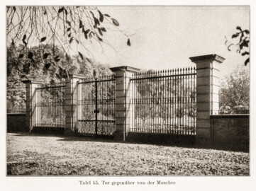 Schloss und Schlossgarten Schwetzingen - Tor gegenüber von der Moschee (Bildnachweis: Tafel 45 aus "Max Schmechel: Nicolaus von Pigage’s Schwetzinger Entwürfe und Bauten - Dissertation – 1923"; Reproduktion durch Dr. Manfred Schneider, August 2023) Schloss und Schlossgarten Schwetzingen - Tor gegenüber von der Moschee (Bildnachweis: Tafel 45 aus "Max Schmechel: Nicolaus von Pigage’s Schwetzinger Entwürfe und Bauten - Dissertation – 1923"; Reproduktion durch Dr. Manfred Schneider, August 2023)