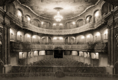 Schloss und Schlossgarten Schwetzingen - Schlosstheater Schwetzingen, ca. 1941, Fotograf Herbert Rost - Architekturmuseum der TU Berlin, Inv. Nr. TBS 261,03, https://doi.org/10.25645/ssz9-a6ef, gemeinfrei - Public Domain Schloss und Schlossgarten Schwetzingen - Schlosstheater Schwetzingen, ca. 1941, Fotograf Herbert Rost - Architekturmuseum der TU Berlin, Inv. Nr. TBS 261,03, https://doi.org/10.25645/ssz9-a6ef, gemeinfrei - Public Domain