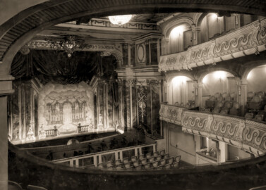 Schloss und Schlossgarten Schwetzingen - Schlosstheater Schwetzingen, ca. 1941, Fotograf Herbert Rost - Architekturmuseum der TU Berlin, Inv. Nr. TBS 261,04, https://doi.org/10.25645/y3fj-ctq1, gemeinfrei - Public Domain Schloss und Schlossgarten Schwetzingen - Schlosstheater Schwetzingen, ca. 1941, Fotograf Herbert Rost - Architekturmuseum der TU Berlin, Inv. Nr. TBS 261,04, https://doi.org/10.25645/y3fj-ctq1, gemeinfrei - Public Domain