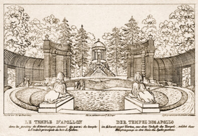 Schloss und Schlossgarten Schwetzingen - Seite 11 "Der Tempel des Apollo - im Schwetzinger Garten, aus dem Vorhofe des Tempels, nächst dem Haupteingang in den Hain des Apollo gesehen" - Lithografie von T.A. Leger - Auszug aus "Charles de Graimberg: Vues du jardin de Schwetzingen - Ansichten des Schwetzinger Gartens - 1828" - Bayerische Staatsbibliothek München - https://mdz-nbn-resolving.de/details:bsb10477849 - Public Domain