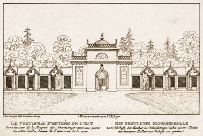 Schloss und Schlossgarten Schwetzingen - Seite 63 "Die oestliche Eingangshalle - zum Vorhofe der Moschee in Schwetzingen nebst einem Theile der kleineren Hallen vom Vorhofe aus gesehen" - Lithografie von T.A. Leger - Auszug aus "Charles de Graimberg: Vues du jardin de Schwetzingen - Ansichten des Schwetzinger Gartens - 1828" - Bayerische Staatsbibliothek München - https://mdz-nbn-resolving.de/details:bsb10477849 - Public Domain