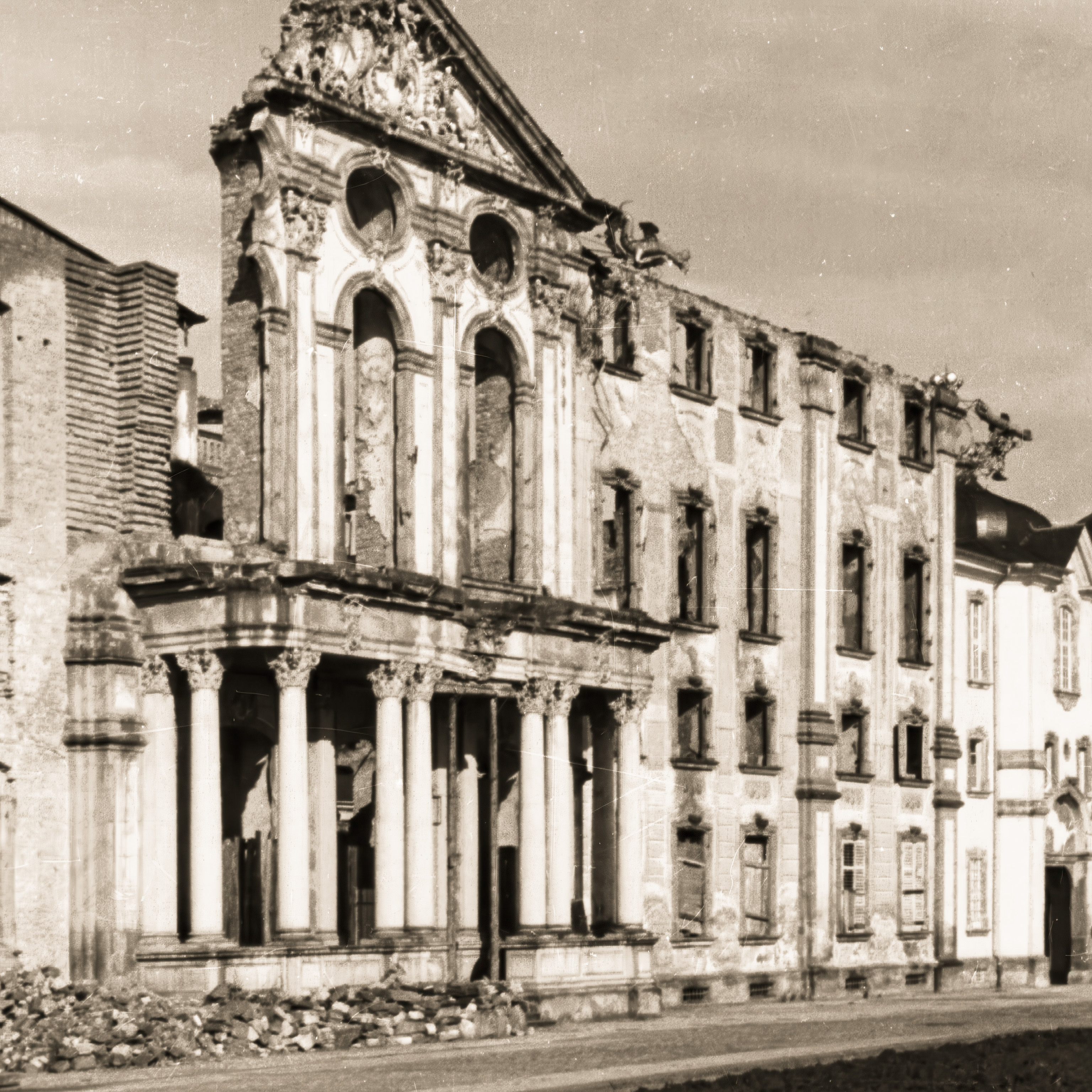 Schloss Bruchsal - Bildarchiv Artur Hassler - Hauptbau, Ostseite - Oktober 1952 (Bildnachweis: Artur Hassler (1908-1976); mit freundlicher Überlassung von Dr. Michael Hassler, Bruchsal)