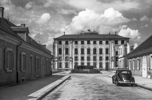 Schloss Bruchsal - Bildarchiv Artur Hassler - Bandhof (vorne, links und rechts), Hauptbau (Mitte, hinten), Kirchenflügel (rechts, hinten) - Juni 1956 (Bildnachweis: Artur Hassler (1908-1976); mit freundlicher Überlassung von Dr. Michael Hassler, Bruchsal; Bild bearbeitet von Dr. Manfred Schneider) Schloss Bruchsal - Bildarchiv Artur Hassler - Bandhof (vorne, links und rechts), Hauptbau (Mitte, hinten), Kirchenflügel (rechts, hinten) - Juni 1956 (Bildnachweis: Artur Hassler (1908-1976); mit freundlicher Überlassung von Dr. Michael Hassler, Bruchsal; Bild bearbeitet von Dr. Manfred Schneider)