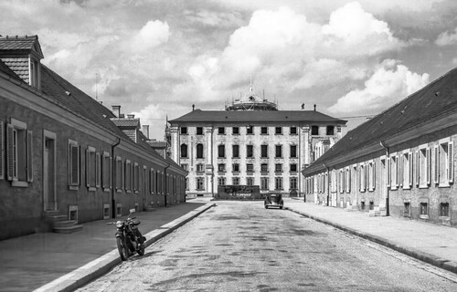 Schloss Bruchsal - Bildarchiv Artur Hassler - Bandhof (links und mittig), Hauptbau (Mitte, hinten) - Juli 1956 (Bildnachweis: Artur Hassler (1908-1976); mit freundlicher Überlassung von Dr. Michael Hassler, Bruchsal; Bild bearbeitet von Dr. Manfred Schneider) Schloss Bruchsal - Bildarchiv Artur Hassler - Bandhof (links und mittig), Hauptbau (Mitte, hinten) - Juli 1956 (Bildnachweis: Artur Hassler (1908-1976); mit freundlicher Überlassung von Dr. Michael Hassler, Bruchsal; Bild bearbeitet von Dr. Manfred Schneider)