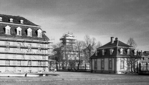 Schloss Bruchsal - Bildarchiv Artur Hassler - Kammerflügel (links), Damianstor (Mitte), Hofkontrollamt (rechts) - Dezember 1972 (Bildnachweis: Artur Hassler (1908-1976); mit freundlicher Überlassung von Dr. Michael Hassler, Bruchsal; Bild bearbeitet von Dr. Manfred Schneider) Schloss Bruchsal - Bildarchiv Artur Hassler - Kammerflügel (links), Damianstor (Mitte), Hofkontrollamt (rechts) - Dezember 1972 (Bildnachweis: Artur Hassler (1908-1976); mit freundlicher Überlassung von Dr. Michael Hassler, Bruchsal; Bild bearbeitet von Dr. Manfred Schneider)