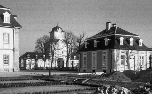Schloss Bruchsal - Bildarchiv Artur Hassler - Damianstor (hinten, Mitte), Kammerflügel (vorne, links), Hofkontrollamt (vorne, rechts) - Dezember 1974 (Bildnachweis: Artur Hassler (1908-1976); mit freundlicher Überlassung von Dr. Michael Hassler, Bruchsal; Bild bearbeitet von Dr. Manfred Schneider) Schloss Bruchsal - Bildarchiv Artur Hassler - Damianstor (hinten, Mitte), Kammerflügel (vorne, links), Hofkontrollamt (vorne, rechts) - Dezember 1974 (Bildnachweis: Artur Hassler (1908-1976); mit freundlicher Überlassung von Dr. Michael Hassler, Bruchsal; Bild bearbeitet von Dr. Manfred Schneider)