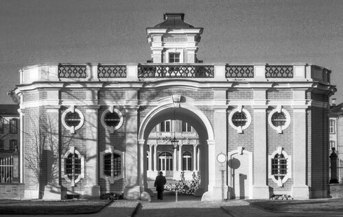 Schloss Bruchsal - Bildarchiv Artur Hassler - Torwachtgebäude - Dezember 1974 (Bildnachweis: Artur Hassler (1908-1976); mit freundlicher Überlassung von Dr. Michael Hassler, Bruchsal; Bild bearbeitet von Dr. Manfred Schneider) Schloss Bruchsal - Bildarchiv Artur Hassler - Torwachtgebäude - Dezember 1974 (Bildnachweis: Artur Hassler (1908-1976); mit freundlicher Überlassung von Dr. Michael Hassler, Bruchsal; Bild bearbeitet von Dr. Manfred Schneider)