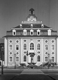 Schloss Bruchsal - Bildarchiv Artur Hassler - Blick durch das Torwachtgebäude auf den Kanzleibau - Juli 1975 (Bildnachweis: Artur Hassler (1908-1976); mit freundlicher Überlassung von Dr. Michael Hassler, Bruchsal; Bild bearbeitet von Dr. Manfred Schneider) Schloss Bruchsal - Bildarchiv Artur Hassler - Blick durch das Torwachtgebäude auf den Kanzleibau - Juli 1975 (Bildnachweis: Artur Hassler (1908-1976); mit freundlicher Überlassung von Dr. Michael Hassler, Bruchsal; Bild bearbeitet von Dr. Manfred Schneider)