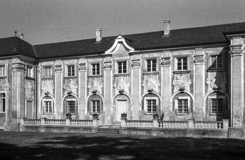 Schloss Bruchsal - Bildarchiv Artur Hassler - Nördliche Orangerie - Juli 1975 (Bildnachweis: Artur Hassler (1908-1976); mit freundlicher Überlassung von Dr. Michael Hassler, Bruchsal; Bild bearbeitet von Dr. Manfred Schneider) Schloss Bruchsal - Bildarchiv Artur Hassler - Nördliche Orangerie - Juli 1975 (Bildnachweis: Artur Hassler (1908-1976); mit freundlicher Überlassung von Dr. Michael Hassler, Bruchsal; Bild bearbeitet von Dr. Manfred Schneider)