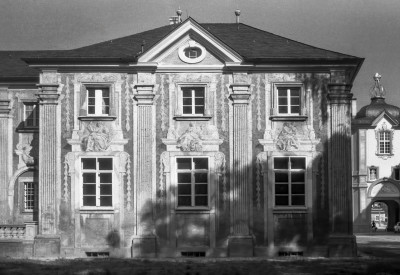Schloss Bruchsal - Bildarchiv Artur Hassler - Nördliche Orangerie (links), Südlicher Verbindungsbau (ganz rechts) - Juli 1975 (Bildnachweis: Artur Hassler (1908-1976); mit freundlicher Überlassung von Dr. Michael Hassler, Bruchsal; Bild bearbeitet von Dr. Manfred Schneider) Schloss Bruchsal - Bildarchiv Artur Hassler - Nördliche Orangerie (links), Südlicher Verbindungsbau (ganz rechts) - Juli 1975 (Bildnachweis: Artur Hassler (1908-1976); mit freundlicher Überlassung von Dr. Michael Hassler, Bruchsal; Bild bearbeitet von Dr. Manfred Schneider)