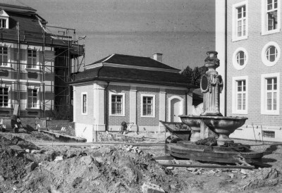 Schloss Bruchsal - Bildarchiv Artur Hassler - Kommandantenwohnung (links), Zeughaus (Mitte), Kanzleibau (rechts), Amalienbrunnen (vorne) - Juli 1975 (Bildnachweis: Artur Hassler (1908-1976); mit freundlicher Überlassung von Dr. Michael Hassler, Bruchsal; Bild bearbeitet von Dr. Manfred Schneider) Schloss Bruchsal - Bildarchiv Artur Hassler - Kommandantenwohnung (links), Zeughaus (Mitte), Kanzleibau (rechts), Amalienbrunnen (vorne) - Juli 1975 (Bildnachweis: Artur Hassler (1908-1976); mit freundlicher Überlassung von Dr. Michael Hassler, Bruchsal; Bild bearbeitet von Dr. Manfred Schneider)