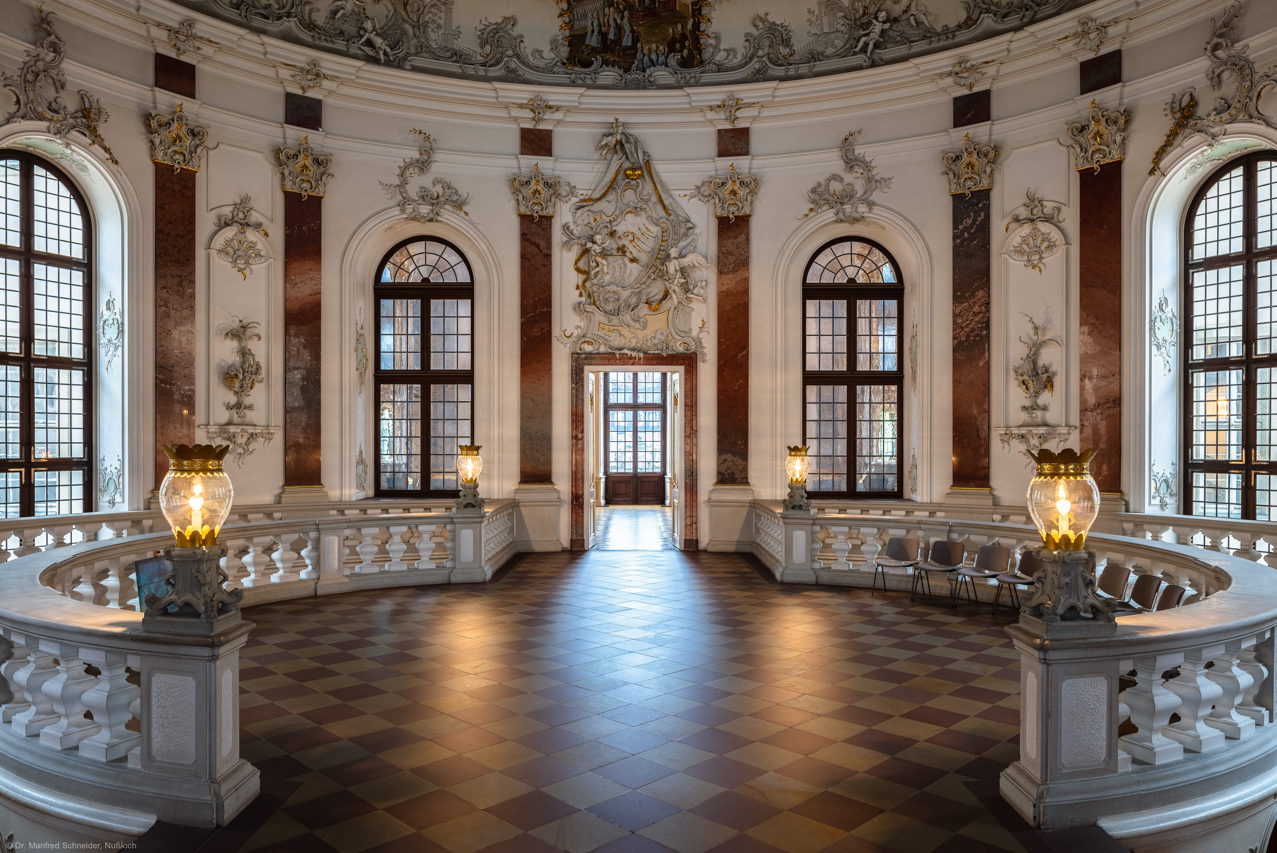 Schloss Bruchsal - Hauptbau - Beletage - Kuppelsaal - Blick vom Marmorsaal in den Kuppelsaal (aufgenommen im April 2018, um die Mittagszeit)