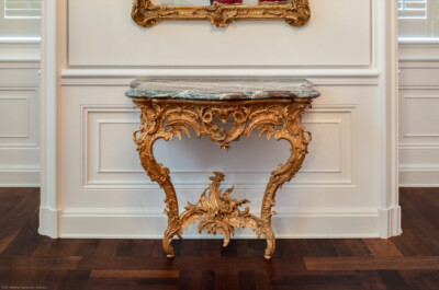 Schloss Bruchsal - Hauptbau - Beletage - Rotes Zimmer - Westliche Wand - Konsoltisch (vermutlich hergestellt von Ferdinand Hund, zwischen 1755 und 1760) (aufgenommen im April 2018, am späten Vormittag)