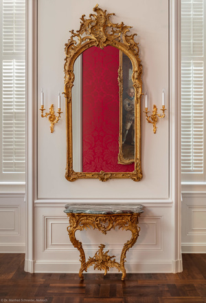 Schloss Bruchsal - Hauptbau - Beletage - Rotes Zimmer - Westliche Wand - Konsoltisch und Spiegel (vermutlich hergestellt von Ferdinand Hund, zwischen 1755 und 1760) (aufgenommen im April 2018, um die Mittagszeit)