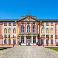 Schloss Bruchsal - Von Außen - Hauptbau - Von Osten / Hofseite - Blick vom Ehrenhof auf die Ostfassade (aufgenommen im April 2018, am frühen Nachmittag)