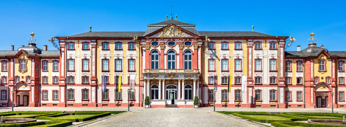 Schloss Bruchsal - Von Außen - Hauptbau - Von Osten / Hofseite - Blick vom Ehrenhof auf die Ostfassade (aufgenommen im April 2018, am frühen Nachmittag)