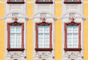Schloss Bruchsal - Von Außen - Hauptbau - Von Osten / Hofseite - Details der illusionistischen Fassadenmalerei (ursprünglich gemalt von Giovanni Francesco Marchini, zwischen 1732 und 1737) (aufgenommen im Mai 2018, am späten Vormittag)