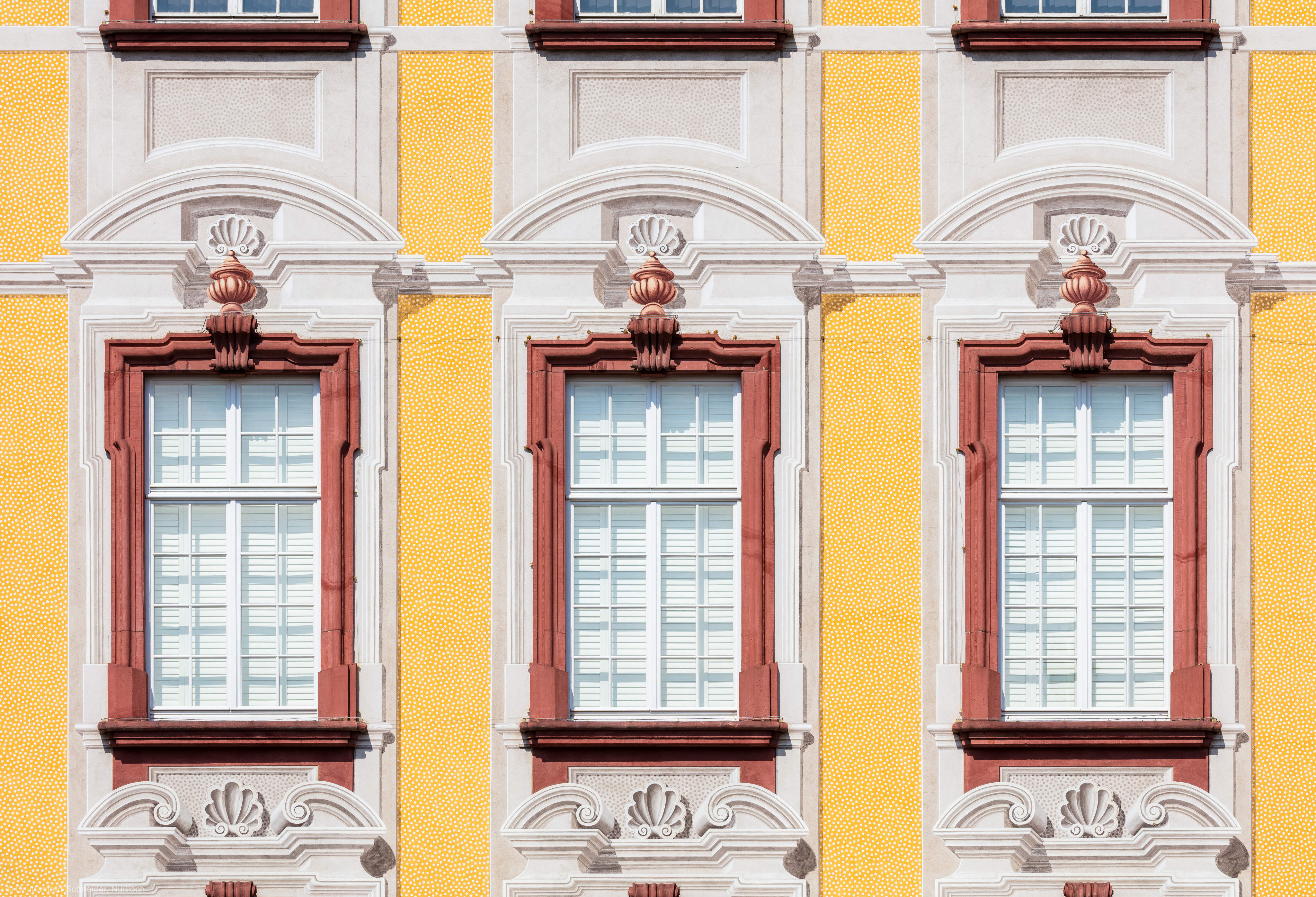 Schloss Bruchsal - Von Außen - Hauptbau - Von Osten / Hofseite - Details der illusionistischen Fassadenmalerei (ursprünglich gemalt von Giovanni Francesco Marchini, zwischen 1732 und 1737) (aufgenommen im Mai 2018, am späten Vormittag)