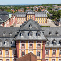 Schloss Bruchsal - Von Außen - Hauptbau - Von Oben / Von Süden - Blick vom Kirchturm auf die Hofkirche, den Hauptbau und den Kammerflügel (aufgenommen im Mai 2018, um die Mittagszeit)