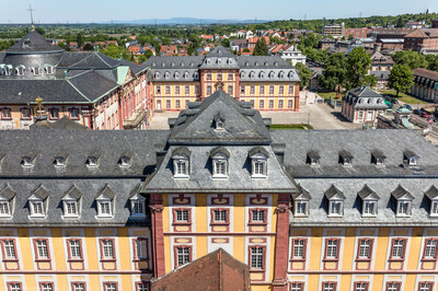 Schloss Bruchsal - Von Außen - Hauptbau - Von Oben / Von Süden - Blick vom Kirchturm auf die Hofkirche, den Hauptbau und den Kammerflügel (aufgenommen im Mai 2018, um die Mittagszeit)