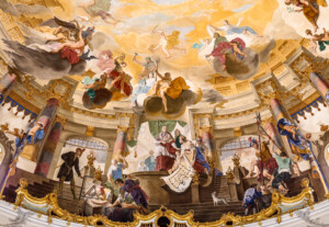 Schloss Bruchsal - Hauptbau / Corps de Logis - Beletage - Kuppelsaal - Blick von Westen nach Osten in die rekonstruierte Kuppel - Im Zentrum: Fürstbischof Damian Hugo von Schönborn als Erbauer der Residenz (Urspüngliche Malereien von Johannes Zick und Sohn Januarius, 1752, originalgetreue Rekonstruktion von Karl Manninger, 1966) (aufgenommen im Juni 2018, um die Mittagszeit)