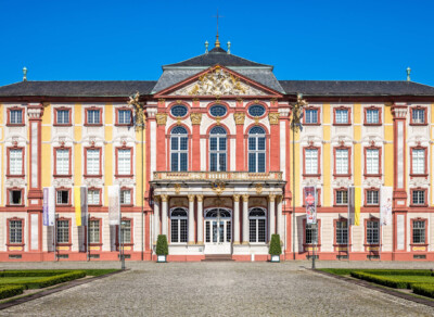 Schloss Bruchsal - Hauptbau - Von Außen / Von Osten / Hofseite - Blick vom Ehrenhof auf die Ostfassade (aufgenommen im Juni 2018, am späten Vormittag)