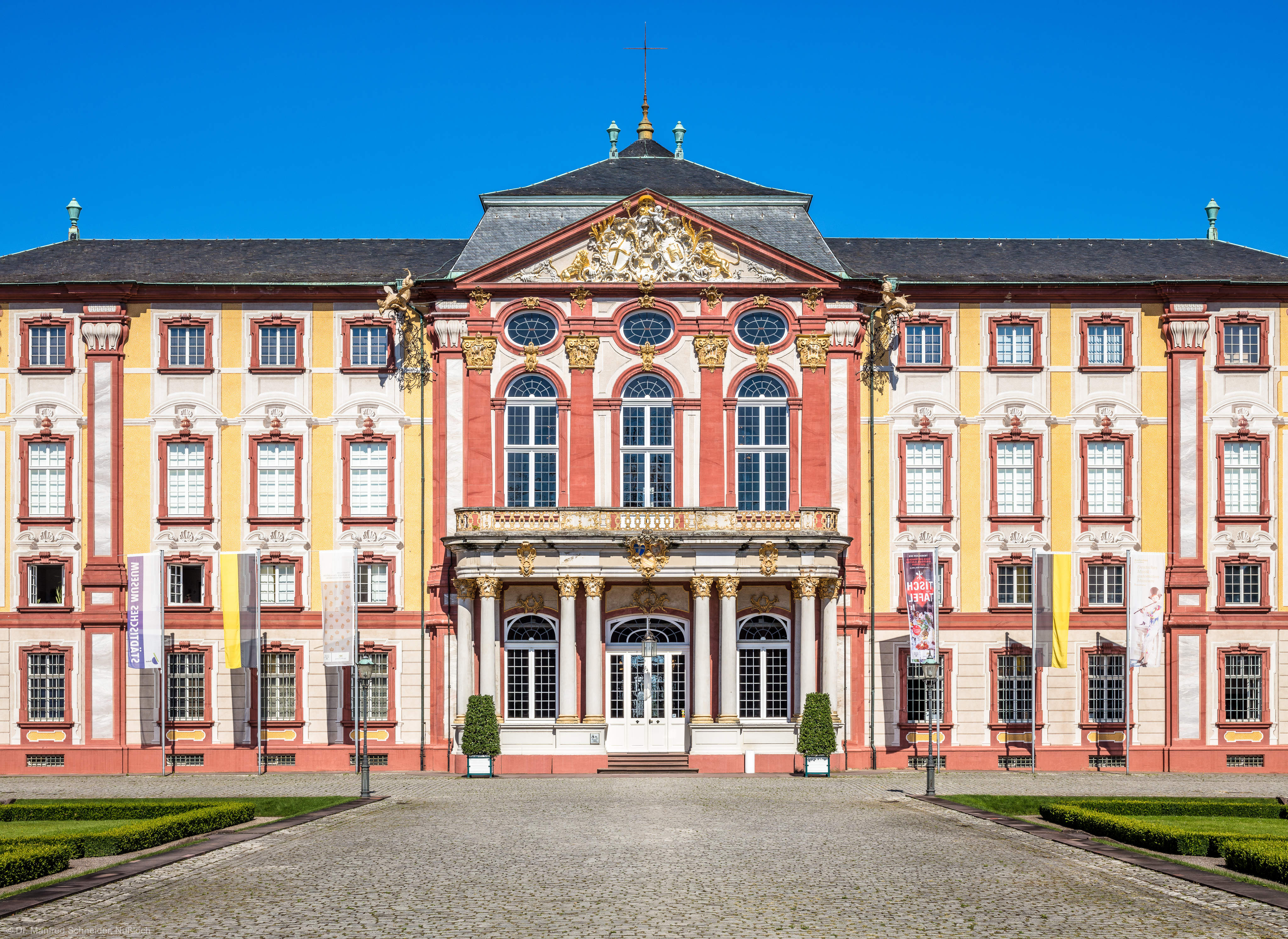 Schloss Bruchsal - Hauptbau - Von Außen / Von Osten / Hofseite - Blick vom Ehrenhof auf die Ostfassade (aufgenommen im Juni 2018, am späten Vormittag)