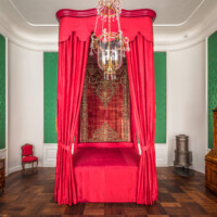 Schloss Bruchsal - Hauptbau / Corps de Logis - Beletage - Grünes Zimmer / Schlafzimmer - Rotes Prunkbett (Bettgestell, Betthimmel und Behänge um 1700) (aufgenommen im Juni 2018, am späten Nachmittag)