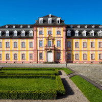 Schloss Bruchsal - Kirchenflügel - Von Norden / Hofseite - Blick von der Mitte des Ehrenhofs nach Süden auf die Nordfassade des Kirchenflügels (aufgenommen im Juni 2018, am Vormittag)