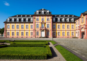 Schloss Bruchsal - Kirchenflügel - Von Norden / Hofseite - Blick von der Mitte des Ehrenhofs nach Süden auf die Nordfassade des Kirchenflügels (aufgenommen im Juni 2018, am Vormittag)
