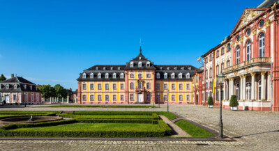 Schloss Bruchsal - Kirchenflügel - Von Norden / Hofseite - Blick vom nördlichen Ehrenhof nach Süden auf den Ehrenhof und die Nordfassade des Kirchenflügels (aufgenommen im Juni 2018, am Vormittag)